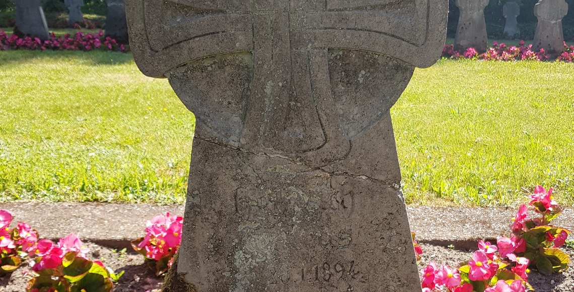 Weltkriegsgrabkreuz auf dem Friedhof Harburg: Verwitterung der Steine